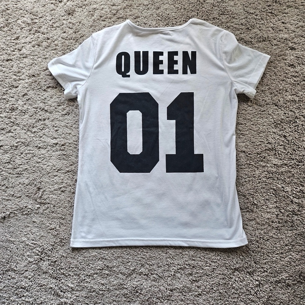 T-Shirt with Black 'Queen 01' Print